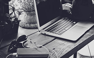 英超一战中，红牌出现之后的那段时间，讨论焦点在赛后悄然转移